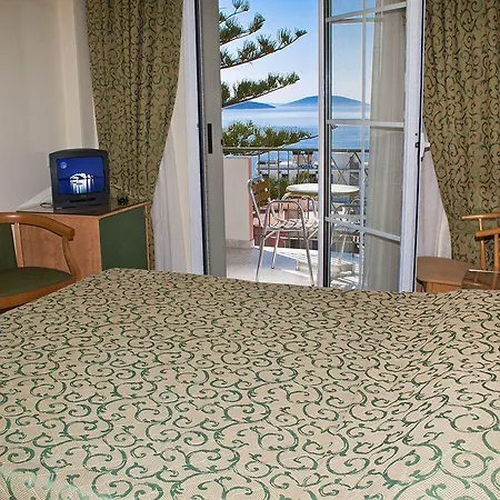 Holidays Szálloda Toló